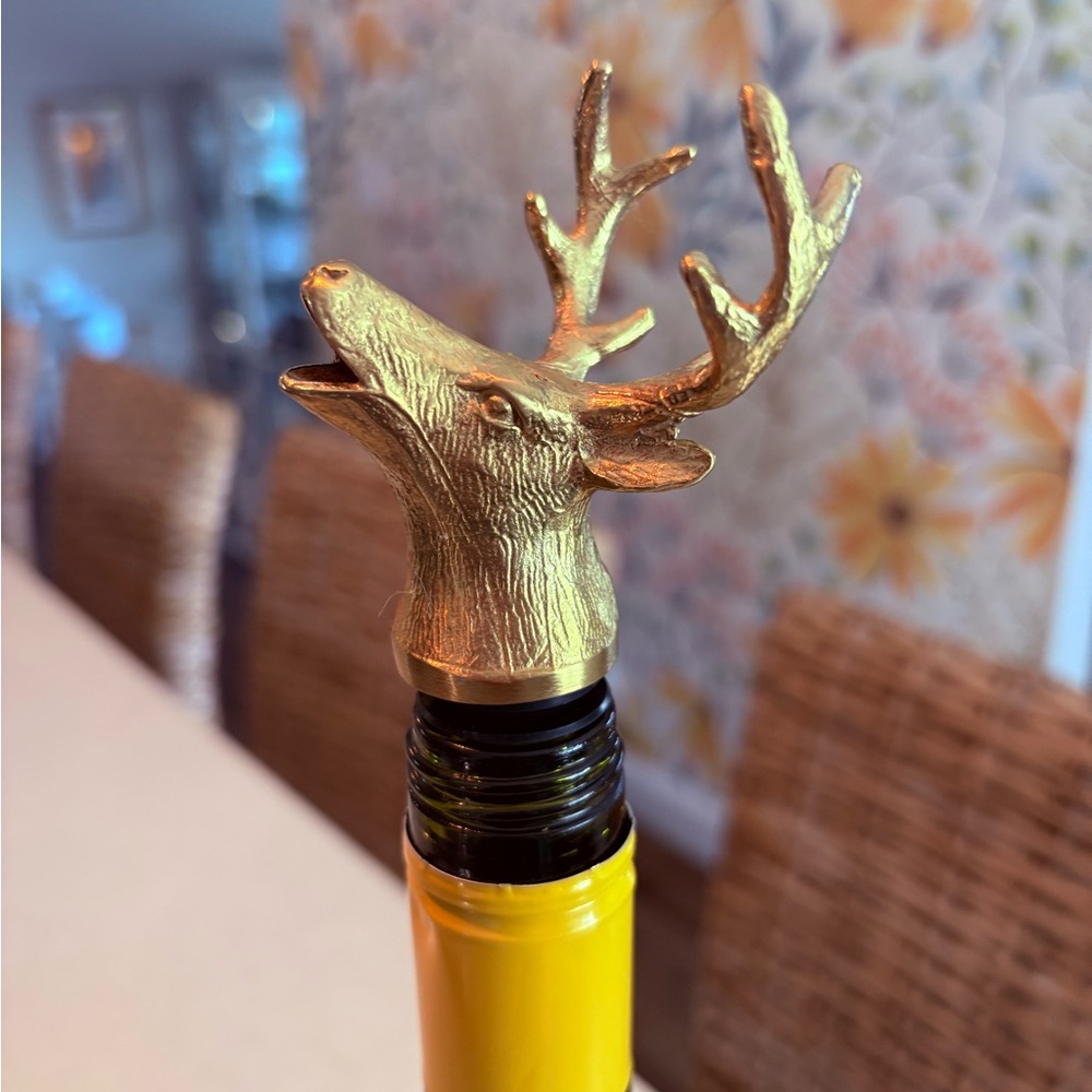 Gold tone Elk Wine Bottle Pouring Spout